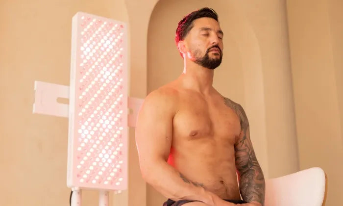 man gebruikt een verticale rood licht therapie lamp voor het bovenlichaam