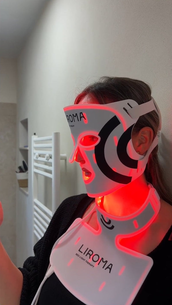 Kundin trägt die Liroma LED-Maske mit Halsteil